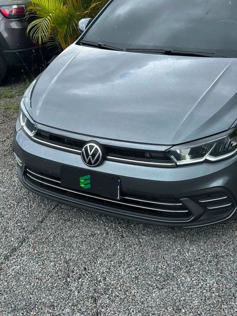 Volkswagen Polo na cor cinza, vista de frente
