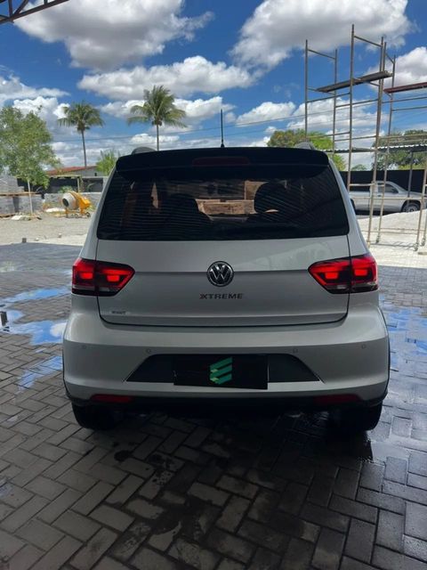 Volkswagen Fox na cor prata, vista de trás