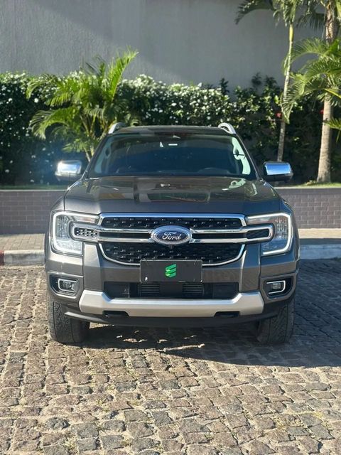 Ford Ranger na cor cinza, vista de frente