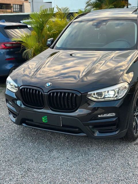 BMW X3 na cor preta, vista dianteira em três quartos (foto 3 de 17)