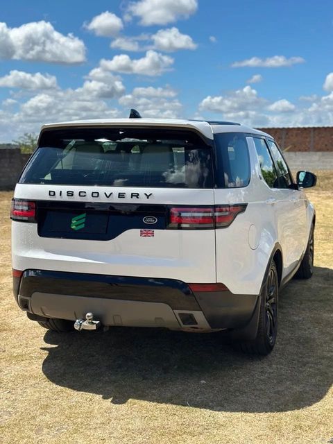 Land Rover Discovery na cor branca, vista de trás (foto 3 de 18)