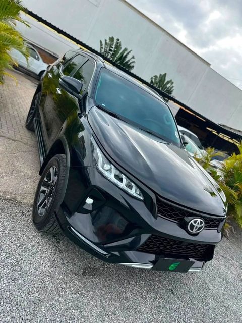 Toyota Hilux SW4 na cor preta, vista dianteira em três quartos (foto 2 de 10)