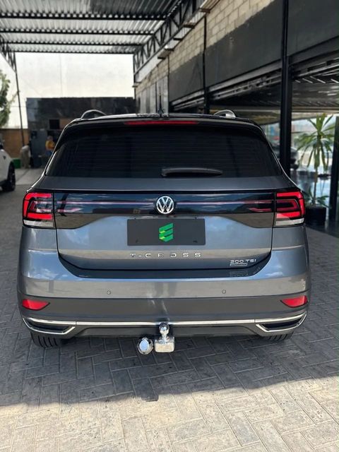 Volkswagen T-Cross na cor cinza, vista de trás
