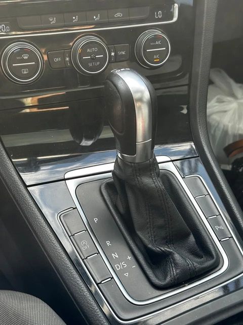 Volkswagen Golf, console central e alavanca de câmbio