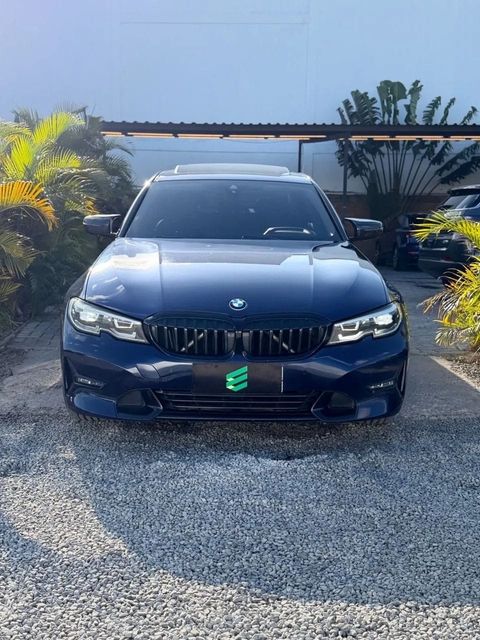 BMW 330i na cor azul, vista de frente