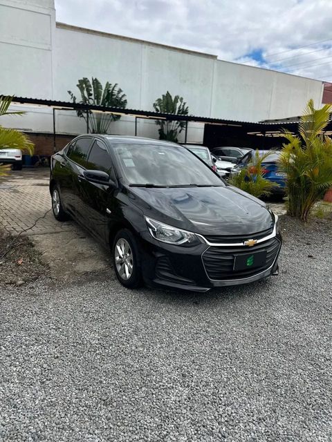 Chevrolet Onix Plus na cor preta, vista dianteira em três quartos (foto 2 de 14)