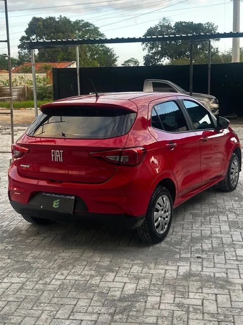 Fiat Argo na cor vermelha, vista traseira em três quartos (foto 4 de 12)