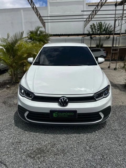 Volkswagen Polo na cor branca, vista de frente