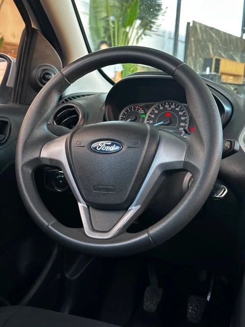 Ford Ka, volante e quadro de instrumentos