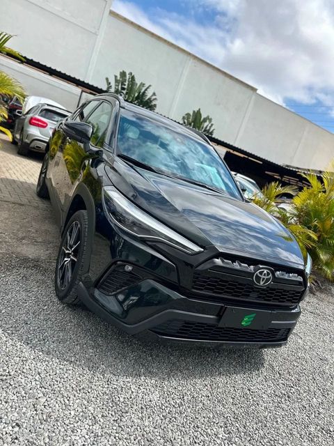 Toyota Corolla Cross na cor preta, vista dianteira em três quartos (foto 2 de 15)