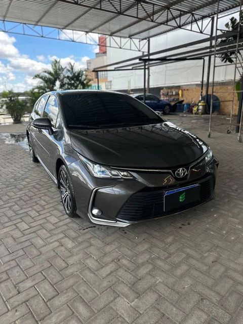 Toyota Corolla na cor cinza, vista dianteira em três quartos (foto 3 de 14)