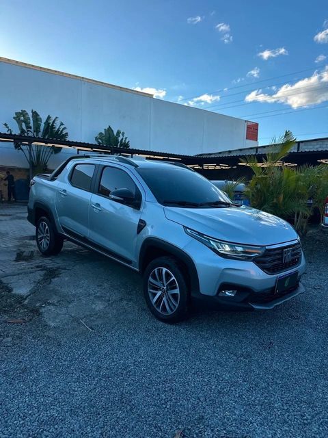 Fiat Strada na cor prata, vista dianteira em três quartos (foto 2 de 14)