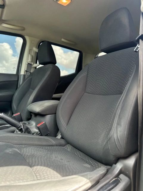 Nissan Frontier, bancos dianteiros