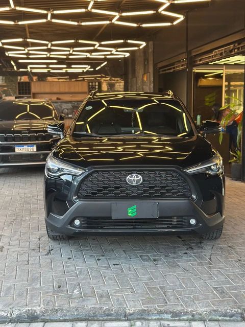 Toyota Corolla Cross na cor preta, vista de frente