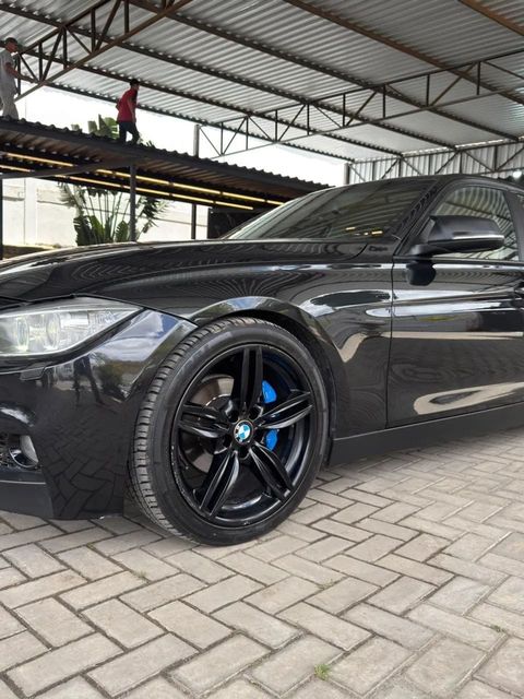 BMW 320i na cor preta, vista lateral