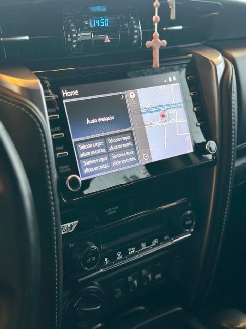 Toyota Hilux SW4, central multimídia e comandos do painel