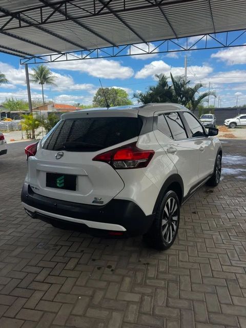 Nissan Kicks na cor branca, vista traseira em três quartos (foto 4 de 13)