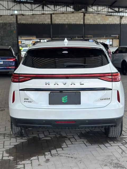 GWM Haval H6 na cor branca, vista de trás