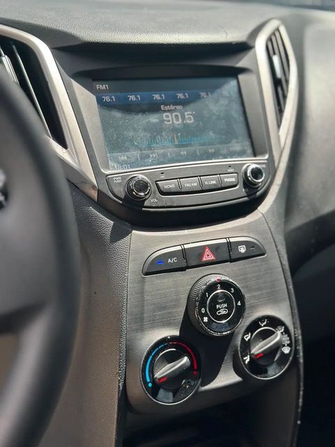 Hyundai HB20S, central multimídia e comandos do painel