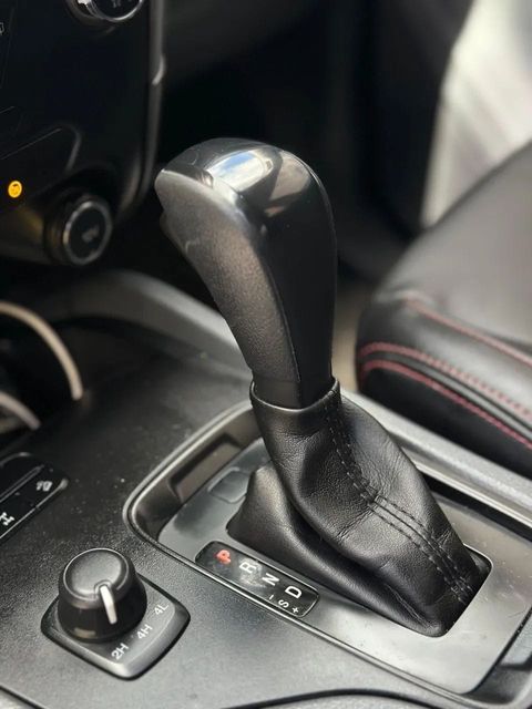 Ford Ranger, console central e alavanca de câmbio