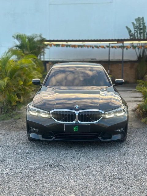 BMW 320i na cor preta, vista de frente