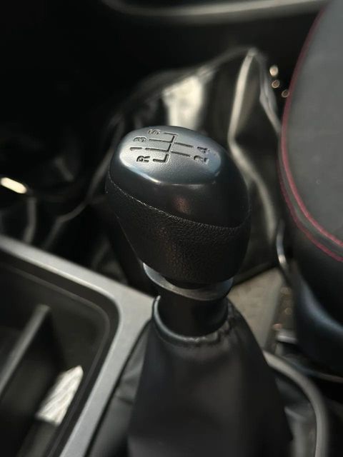 Renault Kwid, console central e alavanca de câmbio