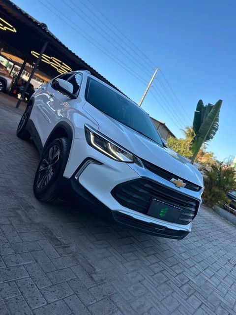 Chevrolet Tracker na cor branca, vista dianteira em três quartos (foto 3 de 14)