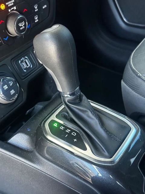 Jeep Renegade, console central e alavanca de câmbio