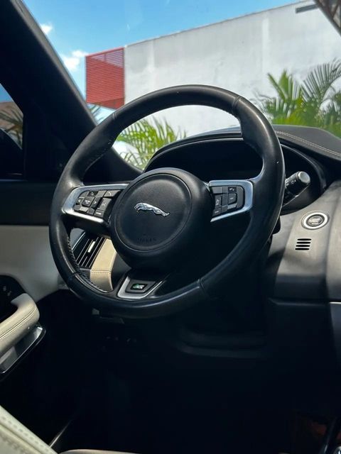 Jaguar E-Pace, volante e quadro de instrumentos