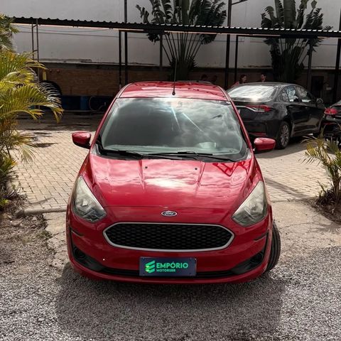 Ford Ka na cor vermelha, vista de frente