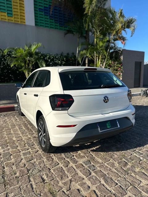 Volkswagen Polo na cor branca, vista traseira em três quartos (foto 4 de 12)