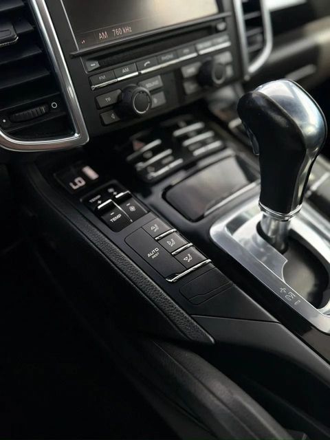 Porsche Cayenne, console central e alavanca de câmbio (foto 10 de 18)