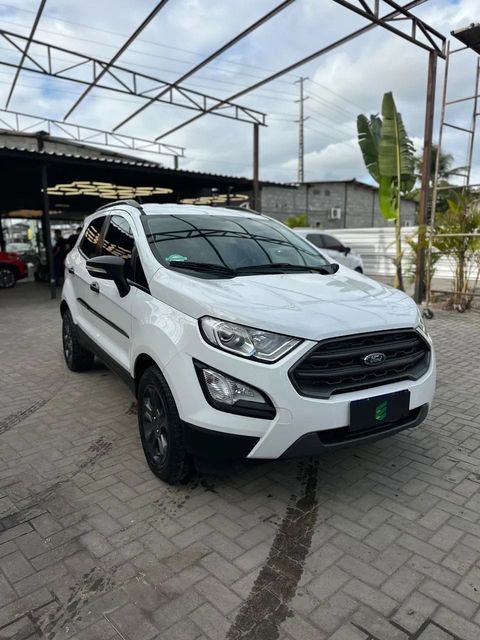 Ford EcoSport na cor branca, vista dianteira em três quartos (foto 3 de 14)