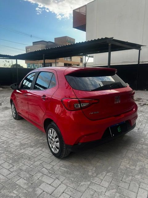 Fiat Argo na cor vermelha, vista traseira em três quartos (foto 5 de 12)