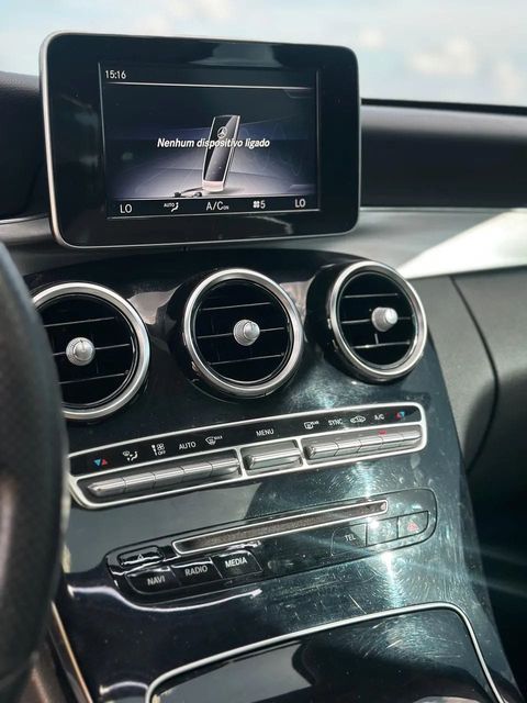 Mercedes-Benz C 200, central multimídia e comandos do painel