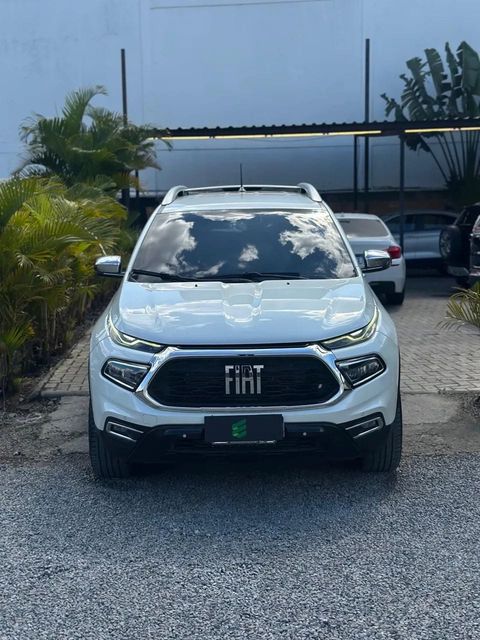 Fiat Toro na cor branca, vista de frente