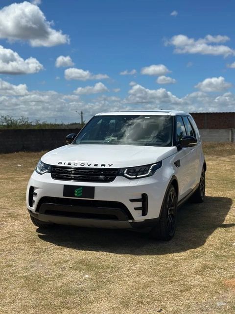 Land Rover Discovery na cor branca, vista dianteira em três quartos (foto 4 de 18)