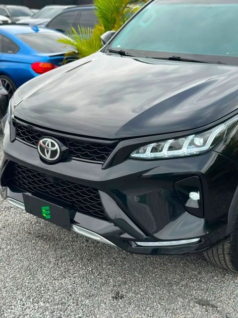 Toyota Hilux SW4 na cor preta, vista de frente