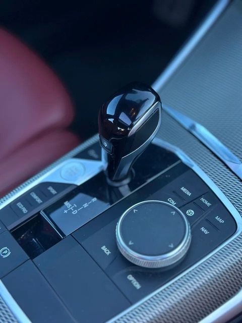 BMW 320i, console central e alavanca de câmbio