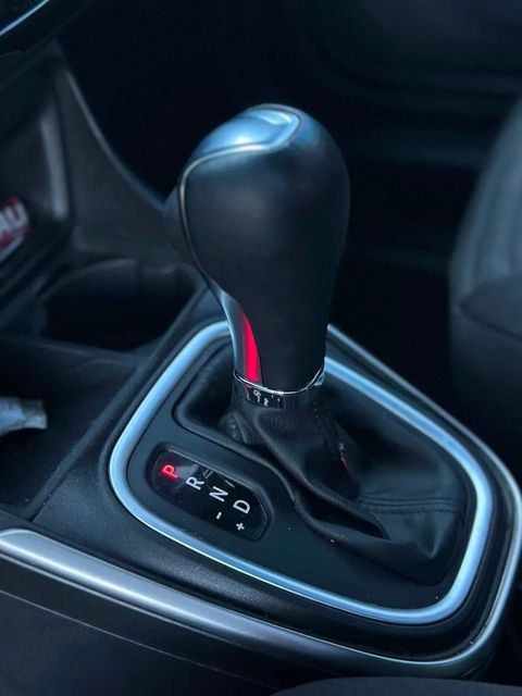 Fiat Strada, console central e alavanca de câmbio