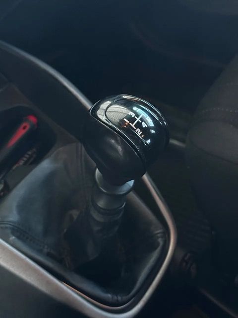 Fiat Cronos, console central e alavanca de câmbio