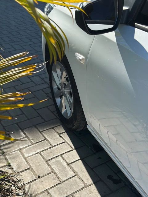 Chevrolet Onix Plus na cor branca, vista lateral