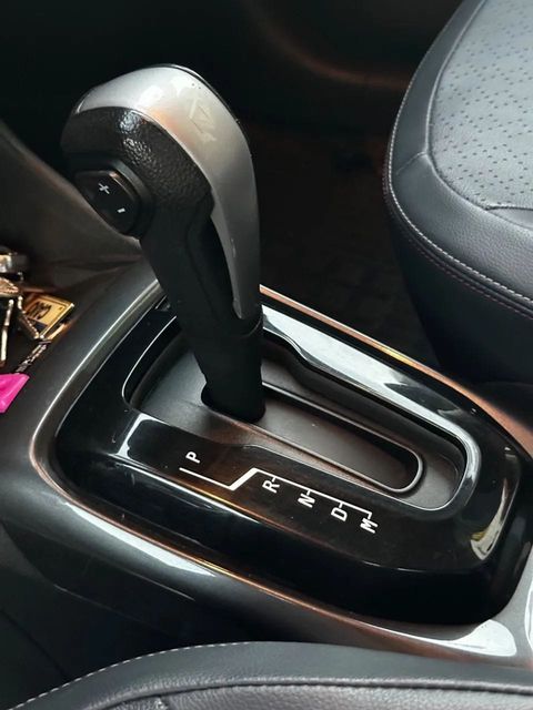 Chevrolet Spin, console central e alavanca de câmbio