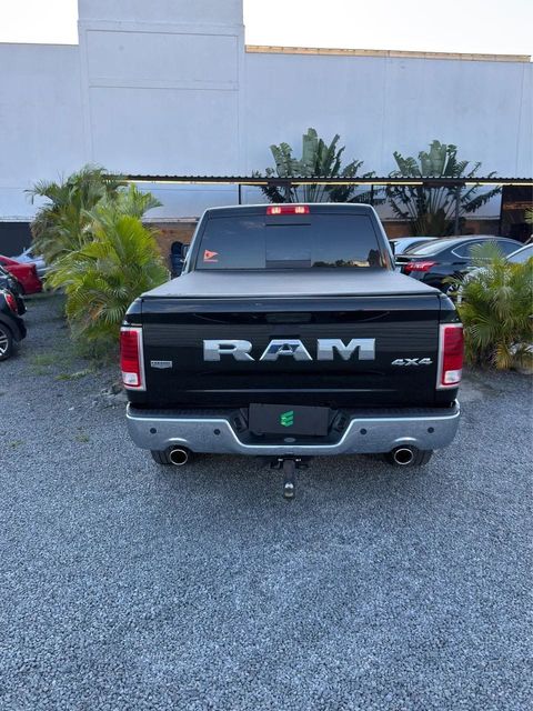 Ram Classic na cor preta, vista de trás