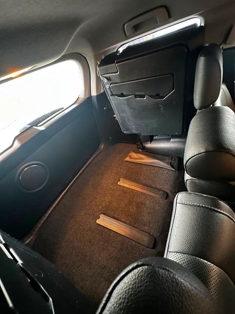 Toyota Hilux SW4, bancos traseiros (foto 8 de 13)