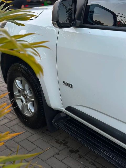 Chevrolet S10 na cor branca, vista lateral