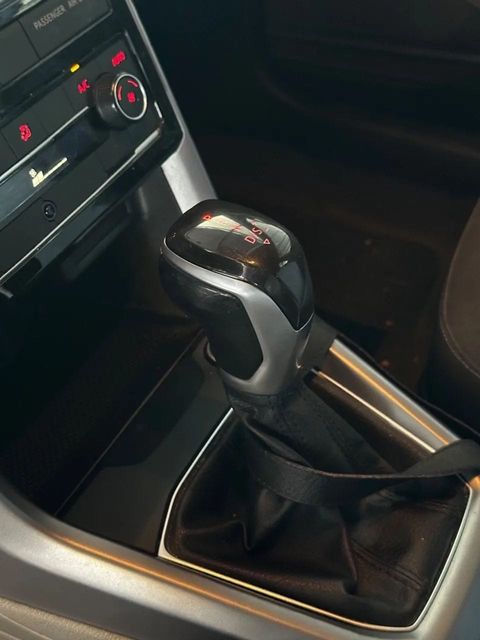 Volkswagen T-Cross, console central e alavanca de câmbio