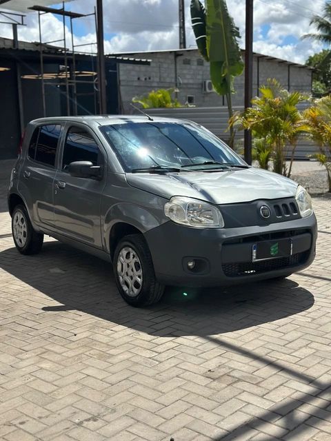 Fiat Uno na cor cinza, vista dianteira em três quartos (foto 2 de 13)