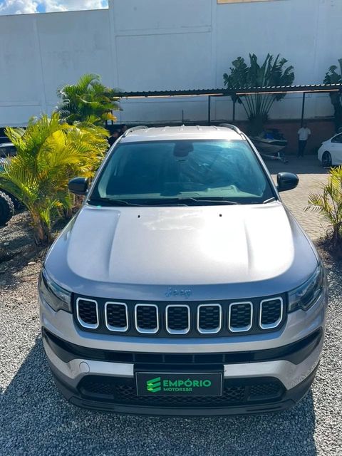 Jeep Compass na cor prata, vista de frente