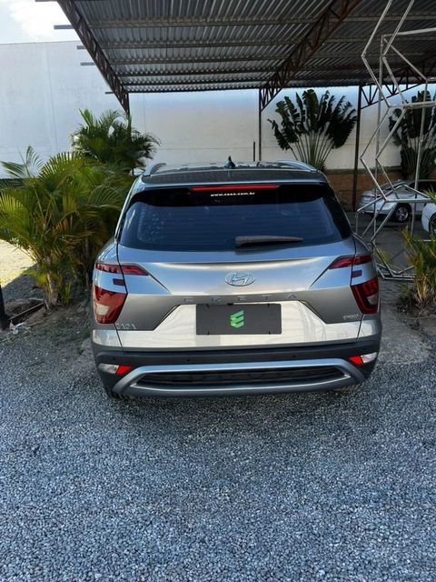 Hyundai Creta na cor cinza, vista de trás